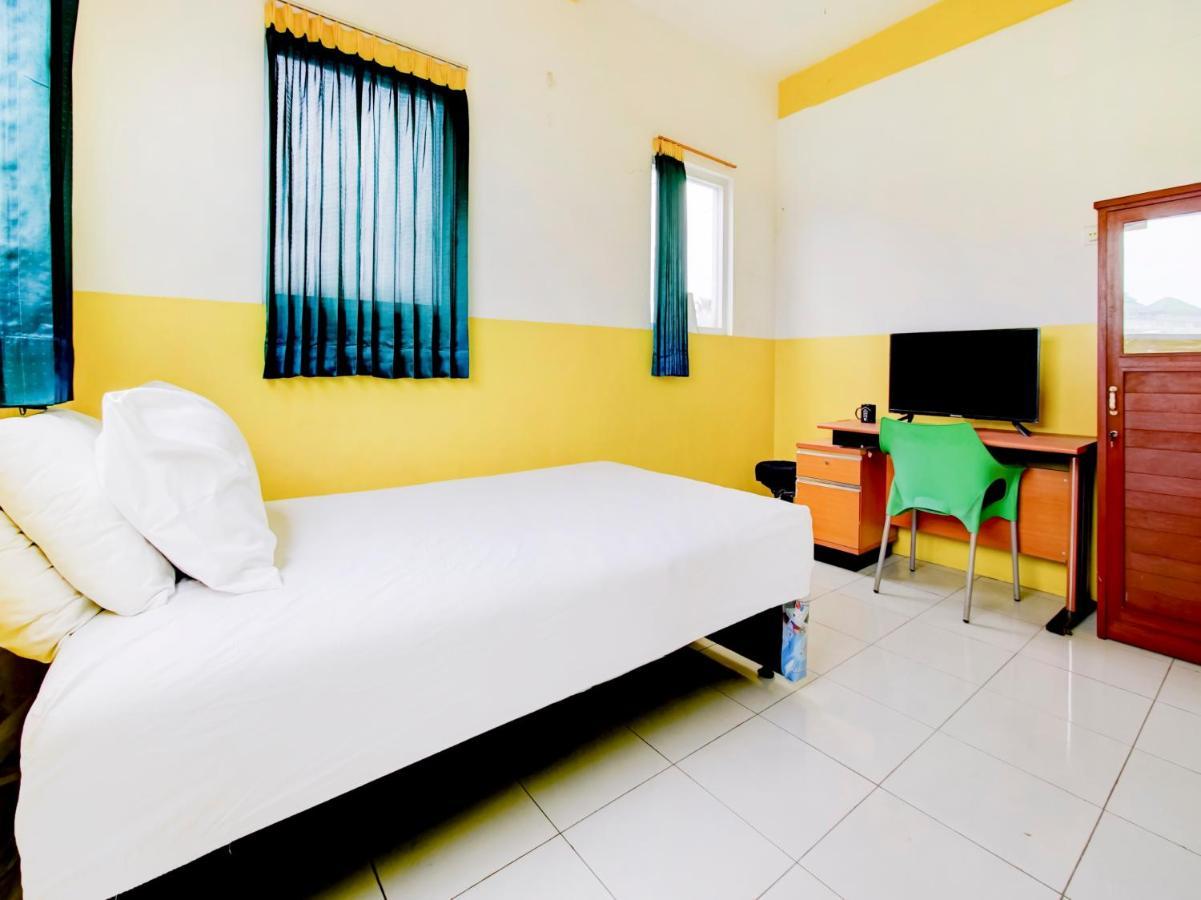 Oyo Life 3103 Opo Homestay & Kost مالانغ المظهر الخارجي الصورة