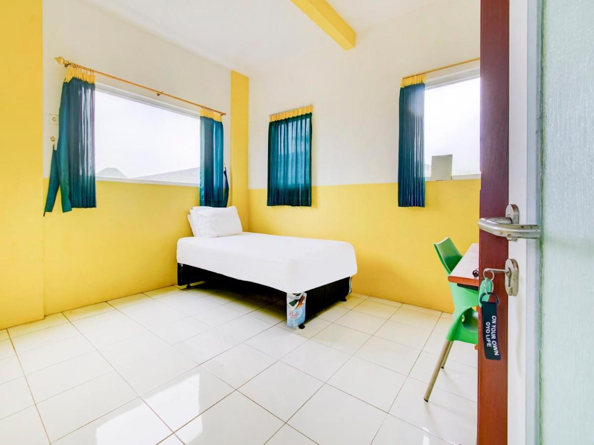 Oyo Life 3103 Opo Homestay & Kost مالانغ المظهر الخارجي الصورة
